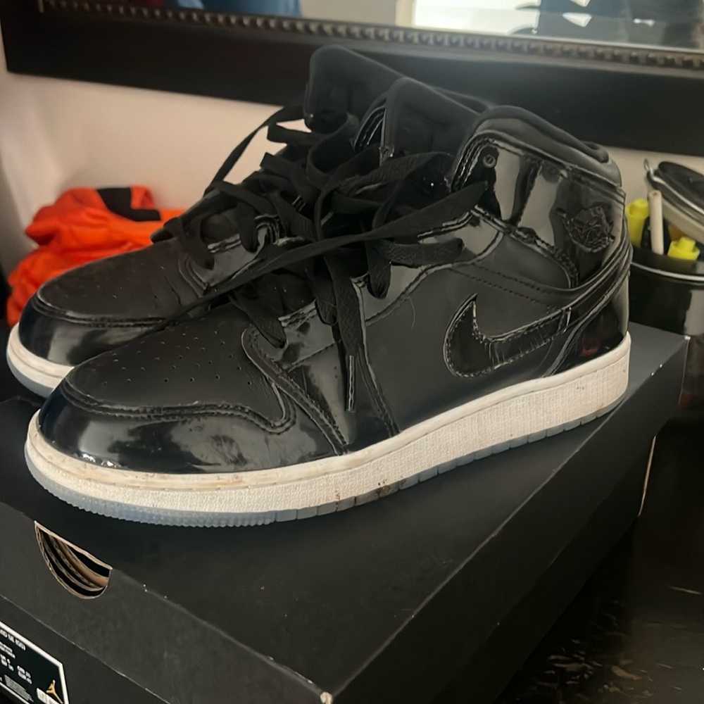 Nike Air Jordan’s 1 Mid SE size 7y